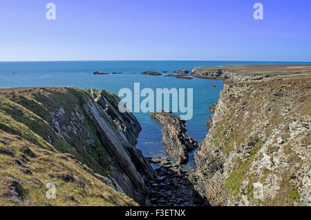 Porth Ruffydd. Eine spektakuläre Gegend an der Küste von Anglesey, beliebt bei Wanderer, Kletterer und Kanuten Stockfoto