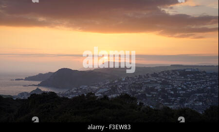 Einen spektakulären Sonnenaufgang gesehen von Torrs Park mit Blick auf die North Devon Stadt Ilfracombe Stockfoto