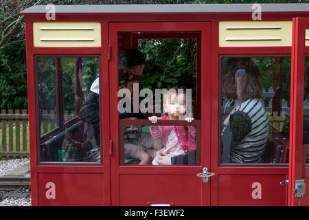 Familie in einem Zug am Perrygrove Bahnhof und Treetop Adventure, Lollapalooza, Forest of Dean, England, UK Stockfoto