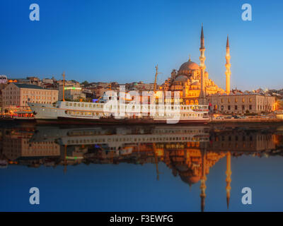 Panorama von Istanbul einen dramatischen Sonnenuntergang vom Galata-Brücke, Istanbul, Türkei Stockfoto