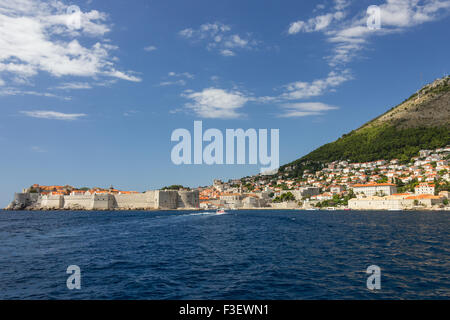 Blick auf die Stadtmauer, von Dubrovnik und Mount Srd aus dem Meer in Kroatien. Kopieren Sie Raum. Stockfoto