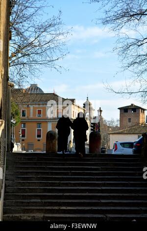 Zwei Nonnen, die Treppenstufen in Trastevere, Rom Italien Stockfoto