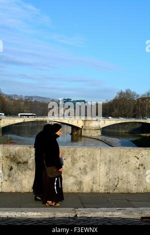 Zwei Nonnen, die über eine Brücke in Trastevere, Rom Italien Stockfoto