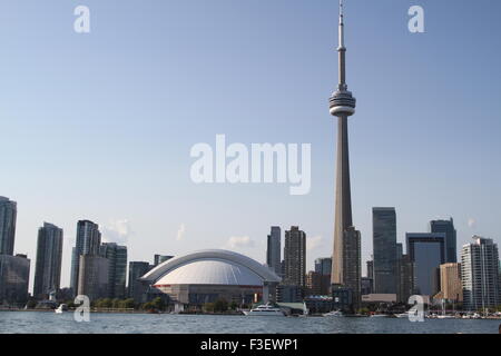 CN Tower in Toronto, Ontario, gesehen vom See Ontario Stockfoto