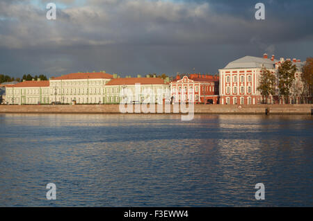 Die Saint Petersburg State University. Universitetskaya Damm, St. Petersburg, Russland. Stockfoto