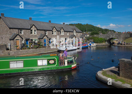 Hausboote auf dem Kanal-Becken bei Brecon, Brecon Monmouthshire Canal, Powys, Wales, UK Stockfoto