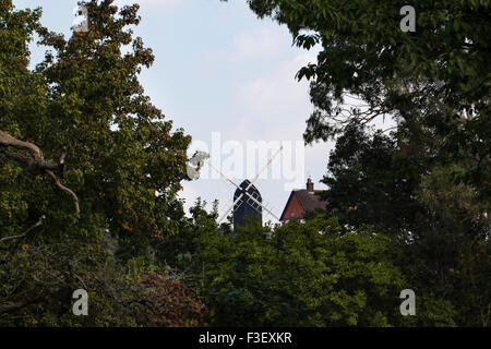 Windmühle und Golfclub Clubhaus bei Heide Reigate, Surrey, England Stockfoto