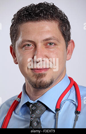 Eine Reife, gut aussehend, lächelnden Arzt seine formale Arbeitskleidung tragen. Stockfoto