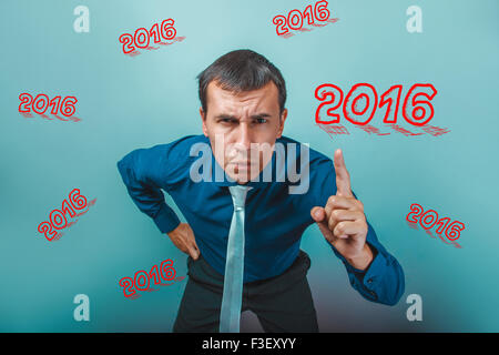 2016 zorniger Mann Geschäftsmann zeigt Daumen Porträt von zwei vermeidern Stockfoto