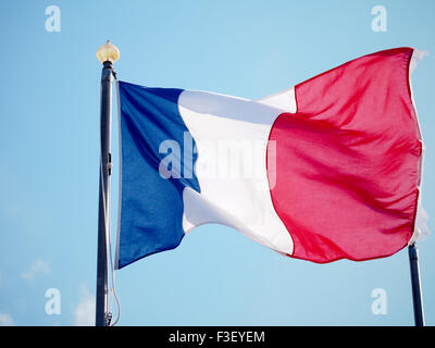 Französische Flagge, die von einer Fahnenstange Stockfoto