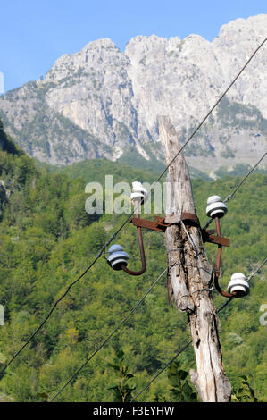 Eine verfallene Strom Pol und Leitungen unterhalb des Passes Valbone. Ajin, Albanien. 04 Sep 15 Stockfoto