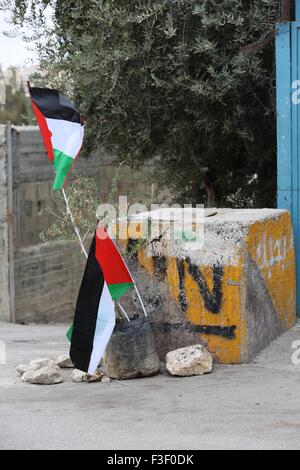 Ein Olivenbaum und ein Palästinenser Flagge steht wo 13-Year-Old palästinensischen Abed al-Rahman Obeidallah erschossen wurde und von einem israelischen Soldaten im Flüchtlingslager Aida in Bethlehem, Westjordanland getötet. Eines Tages nach 13-Year-Old palästinensischen Abed al-Rahman Obeidallah wurde geschossen und von einem israelischen Soldaten im Flüchtlingslager Aida in der West Bank Stadt Bethlehem getötet, Beerdigung Tausende des Kindes. Obeidallah der Körper wurde aus dem Beit Jala staatliche Krankenhaus genommen und seine Begräbnis-Prozession marschierten zum Flüchtlingslager Aida, wo er zur Ruhe gebettet wurde. (Foto von Anna Ferensowicz/Pacific Press) Stockfoto