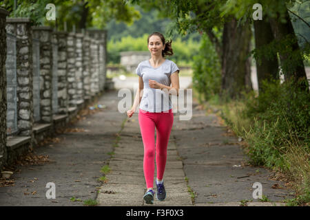 Junge Mädchen beim Joggen im Park. Laufenden und gesunden Lebensstil. Stockfoto