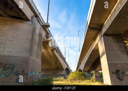 Graffiti auf Bridge unterstützt unter zwei konkrete Straßenbrücken, Clifton Bridge, Nottingham, England, Großbritannien Stockfoto