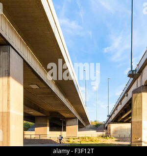 Radfahrer Radfahren unter overhead Road Bridge, Nottingham, England, UK. Stockfoto