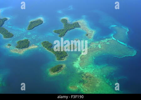 Luftaufnahme von Mangroven-Inseln mit flachen Korallenriffen im Archipel von Bocas del Toro, Karibik, Panama Stockfoto