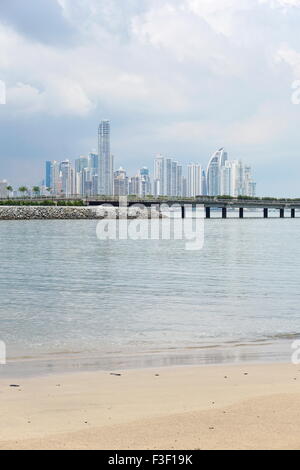 Sandstrand mit der neuen Autobahn über die Bucht und die Wolkenkratzer von geschäftlichen Zentrum von Panama-Stadt im Hintergrund, Panama Stockfoto