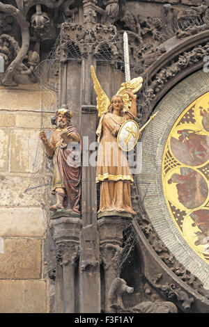 Gemeißelte Figuren, Astrologische Uhr, altes Rathaus, Altstädter Ring, Prag, Tschechische Republik. Stockfoto