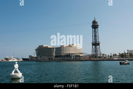 Lookng aus der Rambla de Mar in Richtung Transbordador Aer und World Trade Center, Barcelona Stockfoto