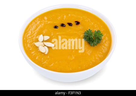 Kürbissuppe mit Frische Kürbisse in Schüssel auf einem weißen Hintergrund isoliert Stockfoto