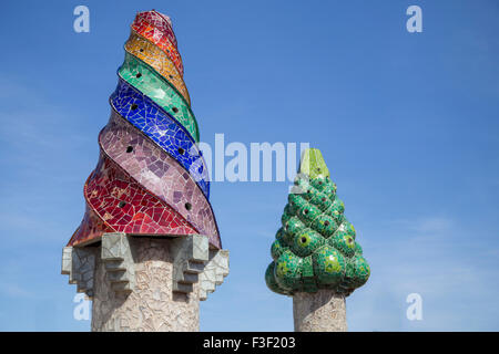 Barcelona, Spanien - 25. September 2015: Gaudi-Schornstein, Palau Güell, Gaudi, die kaputte Fliese Mosaiken und seltsam verzierte Kamine sind Stockfoto