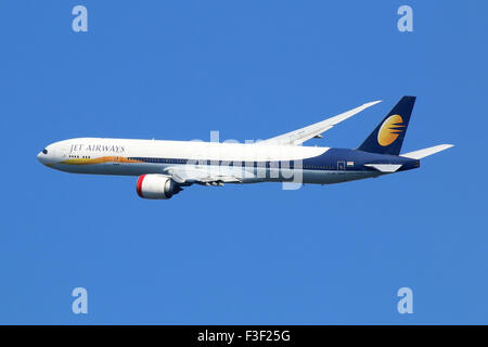 London Heathrow, Vereinigtes Königreich - 28. August 2015: Jet Airways Boeing 777-300ER mit der Registrierung VT-JEK ausziehen aus L Stockfoto