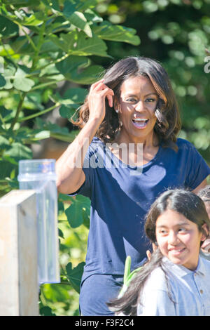 Washington DC, USA. 6. Oktober 2015. First Lady Michelle Obama bekommt Unterstützung von Schulkindern wie sie ernten Gemüse aus dem weißen Haus Garten. Sie lacht über eine Frage, die ihr von einem Reporter schrie. Bildnachweis: Patsy Lynch/Alamy Live-Nachrichten Stockfoto