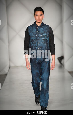 Männlich, Modell geht die Start-und Landebahn in einem Design von April Walker, Walker tragen (USA) während der Fashion Week Brooklyn, New York City Stockfoto
