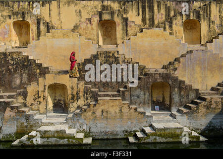 Einheimische Frauen, die Überquerung der Stufenbrunnen Chand Baori, in Jaipur, Indien. Es entstand als Denkmal an die Göttin der Freude. Stockfoto