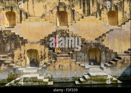 Einheimische Frauen, die Überquerung der Stufenbrunnen Chand Baori, in Jaipur, Indien. Es entstand als Denkmal an die Göttin der Freude. Stockfoto