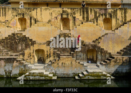 Einheimische Frauen, die Überquerung der Stufenbrunnen Chand Baori, in Jaipur, Indien. Es entstand als Denkmal an die Göttin der Freude. Stockfoto