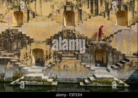 Einheimische Frauen, die Überquerung der Stufenbrunnen Chand Baori, in Jaipur, Indien. Es entstand als Denkmal an die Göttin der Freude. Stockfoto