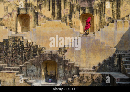 Einheimische Frauen, die Überquerung der Stufenbrunnen Chand Baori, in Jaipur, Indien. Es entstand als Denkmal an die Göttin der Freude. Stockfoto