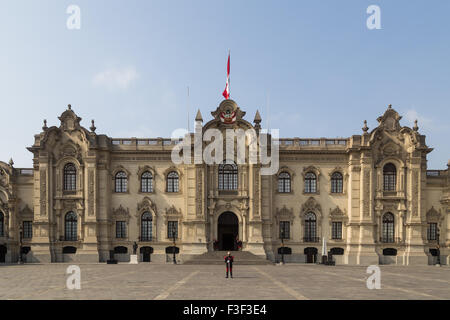 Lima, Peru - 5. September 2015: Die Regierungspalast im Zentrum Stadt mit Wachen davor stehen. Stockfoto