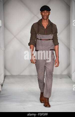 Männliches Model Spaziergänge die Start-und Landebahn in Design G Leon von Alicia Pinckney (USA), während der Fashion Week Brooklyn, New York City. Stockfoto