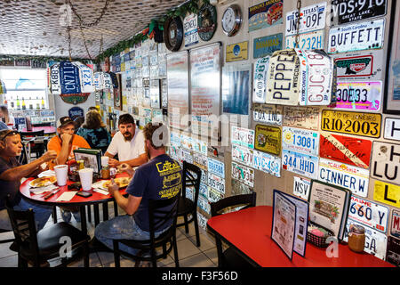 Key Largo Florida Keys, Mrs Mac's Kitchen, Restaurant Restaurants Essen Essen Essen Essen Essen Essen gehen Cafe Cafés Bistro, innen, Nummernschilder Dekor, Besucher Stockfoto