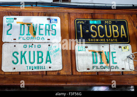 Key Largo Florida Keys, Mrs Mac's Kitchen, Restaurant Restaurants Essen Essen Essen Essen Essen Essen gehen Cafe Cafés Bistro, innen, Nummernschilder Dekor, Besucher Stockfoto