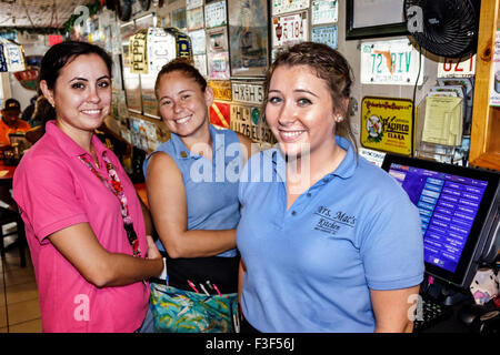 Key Largo Florida Keys, Mrs Mac's Kitchen, Restaurant Restaurants Essen Essen Essen Essen Essen Essen gehen Cafe Cafés Bistro, innen, Angestellte, Erwachsene Frau Stockfoto