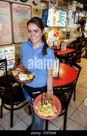 Key Largo Florida Keys, Mrs Mac's Kitchen, Restaurant Restaurants Essen Essen Essen Cafe Cafés, innen, Frau weibliche Frauen, Kellner Kellner Bedienung Emplo Stockfoto
