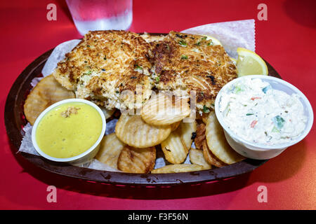 Key Largo Florida Keys, Mrs Mac's Kitchen, Restaurant, Restaurants, Essen, Essen, Essen, Essen, Essen, Krabbenkuchen, Meeresfrüchte, Cole Slaw, FL1505 Stockfoto