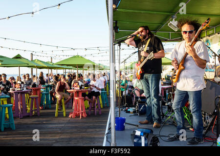 Key West Florida Keys, Sunset Pier, Bar Lounge Pub, Restaurant Restaurants Essen Essen Essen Cafe Cafés, Bühne, Live-Musik, Musiker, Mann Männer, Band, GUI spielen Stockfoto