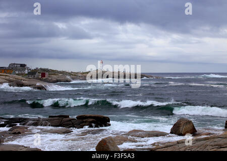 Die Peggys Cove Landschaft und Seelandschaft in Nova Scotia in Kanada während eines Sturms mit stürmischer See von einem Hurrikan Stockfoto