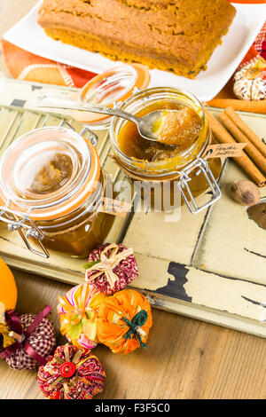 Hausgemachte Kürbis Butter mit Pumpking Brot auf dem Tisch. Stockfoto