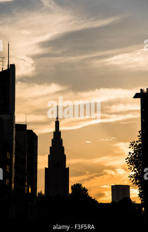 NTT Docomo Turm, Ansicht von Shinjuku Straße von Shinjuku-Ku, Tokyo, Japan Stockfoto