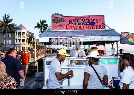 Key West Florida, Keys Mallory Square Dock, Sonnenuntergangsfeier, Festival, Imbiss, Stände, Stand, Stände, Verkäufer, Verkäufer, Conch-Krabben, Einzelhandelsprodukte, disp Stockfoto