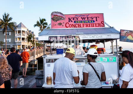 Key West Florida, Keys Mallory Square Dock, Sonnenuntergangsfeier, Festival, Lebensmittelstand, Stände, Stand, Stände, Verkäufer, Verkäufer, Conch-Krabben, Vitrine Verkauf, Bl Stockfoto