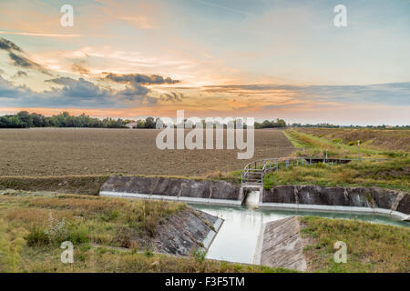 Kanal, Wasser für die Bewässerung von Feldern abzulenken Stockfoto