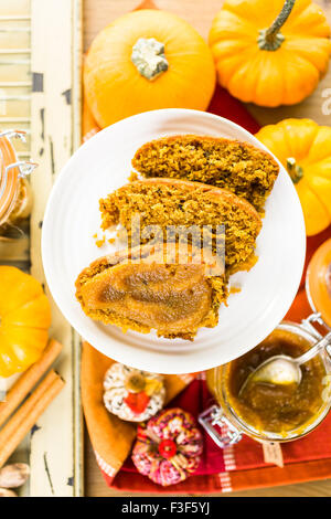 Hausgemachte Kürbis Butter mit Pumpking Brot auf dem Tisch. Stockfoto