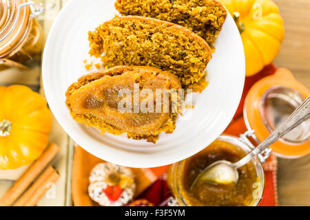 Hausgemachte Kürbis Butter mit Pumpking Brot auf dem Tisch. Stockfoto