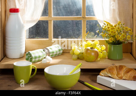 Frühstück mit Milch, Croissants, Apfel und Traube Stockfoto